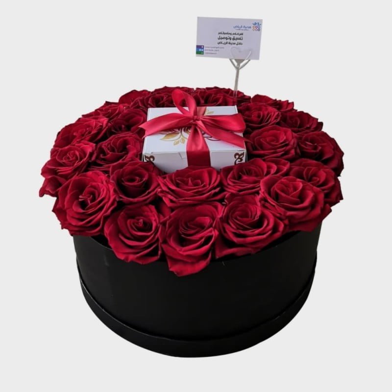 صندوق دائري مع الورد والشوكولاتة